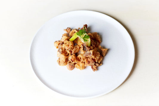 Calamares fritos crujientes servidos en plato blanco | Manduc